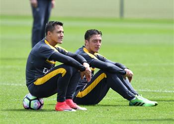 تصريحات أوزيل يحث سانشيز على البقاء في آرسنال