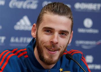 دي خيا يلمح إلى بقائه في الدوري الإنجليزي