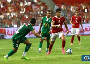 أحمد الشيخ يساند الأهلي أمام القطن من مدرجات برج العرب