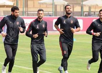 حارسا الأهلي يقدمان واجب العزاء لمدرب المصري