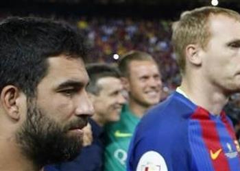 إنهاء عقود ماثيو يودع لاعبي برشلونة في الطائرة بعد التتويج بالكأس