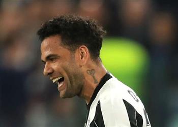 سوشيال_بطولات ألفيش في رسالة وداع شكر ا ليوفنتوس وأعتذر للجماهير على أي إساءة أنا لا ألعب الكرة من أجل المال