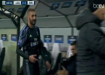 غضب اللاعبين بالفيديو بنزيما يغضب على قرار زيدان عقب استبداله أمام ليجيا وارسو