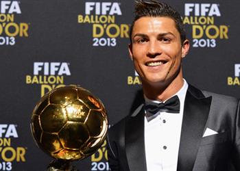 كريستيانو رونالدو يتبرع بالكرة الذهبية للأعمال الخيرية