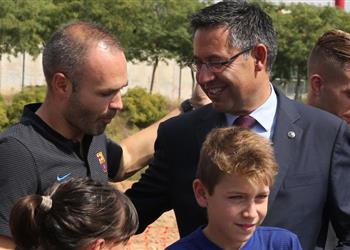 عناق إنييستا ورئيس برشلونة يثير تكهنات جديدة حول مستقبله