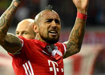 سوشيال_بطولات فيدال يحصل على وشم مؤلم لتوجيه رسالة إلى ريال مدريد