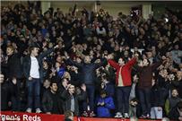 بالفيديو احتفال مجنون لجماهير ليفربول بعد التأهل لربع نهائي الدوري الاوروبي