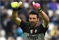 ليستر سيتي يهدي الحارس الأسطوري بوفون قميص ا موقع ا من اللاعبين ورانييري