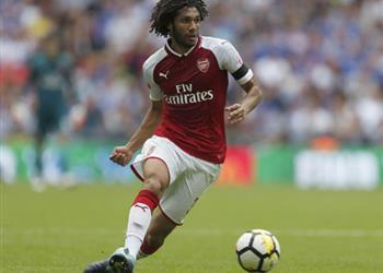 محمد النني أساسي ا مع أرسنال أمام النجم الأحمر