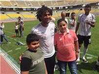 بالصور لاعبو الفراعنة يلتقطون صور ا تذكارية مع أطفال مستشفى السرطان