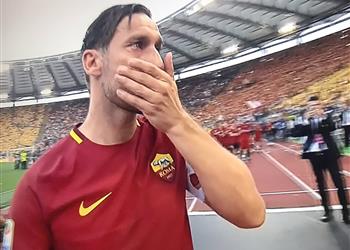 أخبار توتي يهدي كرته لجماهير روما بتوقيع سأفتقدكم