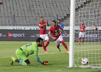صالح يعزز تقدم الأهلي و فريد يقلص الفارق لسموحة