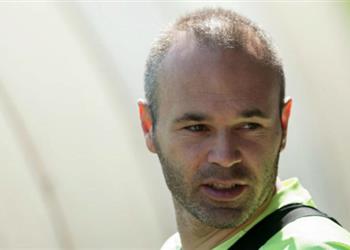 إنييستا يسابق الزمن للحاق بمعركة أتلتيكو مدريد