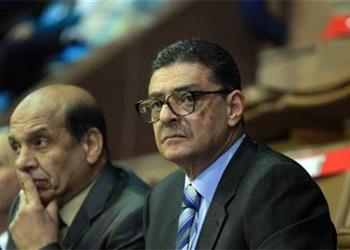 طاهر يساند لاعبي الأهلي في المران استعدادا للترجي