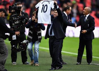 مارادونا يحضر مواجهة توتنهام وليفربول من مدرجات ويمبلي