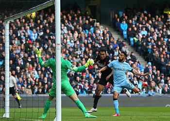 محترفين بالفيديو المحمدي يسجل بالخطأ في مرماه أمام مانشستر سيتي