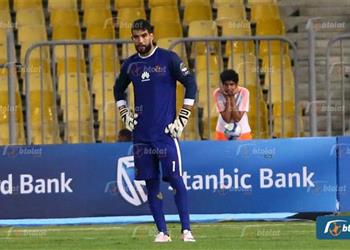 مران الأهلي إكرامي يغادر بصحبة الطبيب