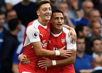 أوزيل يرد على تكهنات رحيله لليونايتد بصورة