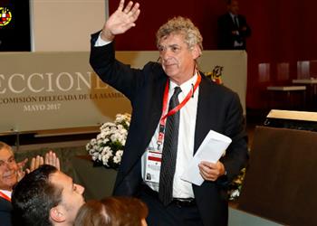 قضايا الشرطة الإسبانية تلقي القبض على رئيس اتحاد الكرة