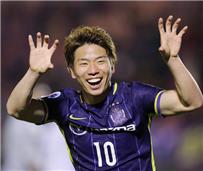 رسميا آرسنال يتعاقد مع المهاجم الياباني أسانو فهل يكون بديل صفقة فاردي