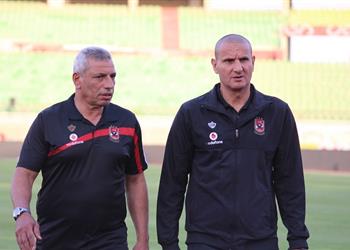 مدرب أحمال الأهلي يثير الذعر في المران