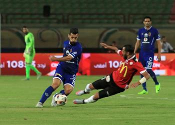 الشوط الأول الأهلي يتقدم على الطلائع بهدف السعيد