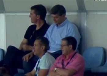 تقارير الميركاتو فيرنانديز يتابع مينا مدافع كولومبيا أثناء مواجهة الكاميرون