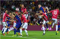 بعد الهزيمة الم فاجأة أمام ألافيس إنريكي اجتمع باللاعبين قبل مران اليوم لتحليل الأخطاء