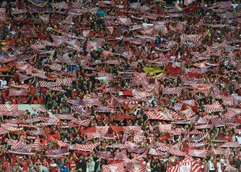 سفير مصر بالمغرب يعلق على موقف رئيس كاف من شماريخ جماهير الوداد