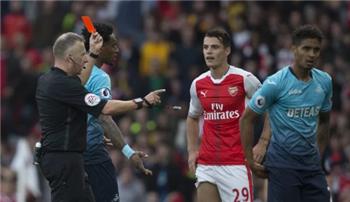 ايقافات أرسنال يخسر تشاكا 3 مبارايات بسبب البطاقة الحمراء