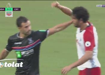 محترفين بالفيديو حجازي يشتبك مع أحد لاعبي كريستال بالاس في كأس آسيا للدوري الإنجليزي