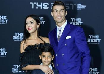 أخبار رونالدو يبلغ عائلته بوصول توأمه من أمريكية