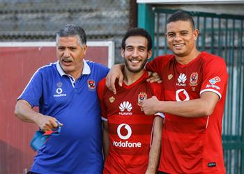 صورة هشام محمد يهدي قميص الأهلي للاعب المقاصة