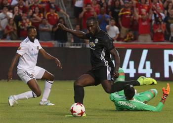 تصريحات صديق لوكاكو يكشف سبب تفضيله مانشستر يونايتد على تشيلسي