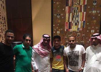 بالصور مصطفى فتحي يوقع عقود انتقاله للتعاون السعودي