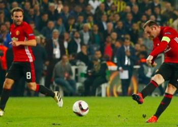 أرقام روني يبتعد بهدفين عن رقم أسطورة يونايتد تشارلتون ويعادل رقم الهولندي نيستلروي