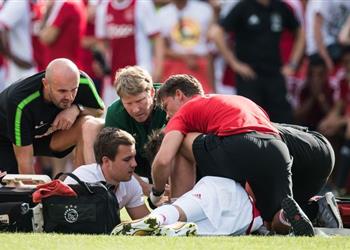 حوادث بالفيديو لاعب أياكس يسقط في الملعب ويثير الذعر بين زملائه