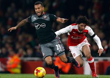 م حترفين النني يخرج مصابا في مباراة آرسنال وساوثهامتون