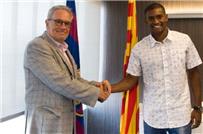 برشلونة يعلن عن ضم المدافع البرازيلي سانتوس