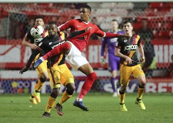 ليفربول ي صارع إيفرتون على مدافع تشارلتون