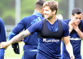 صفقة مارتينيز تنذر برحيل مدافع برشلونة قريب ا