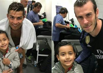 أخبار نجل فيدال يتجاهل أحزان والده بعد الهزيمة ويلتقط الصور مع نجوم ريال مدريد