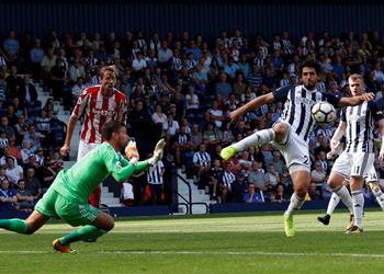 بالفيديو رمضان صبحي يغالط حجازي ويساهم في هدف التعادل لستوك سيتي