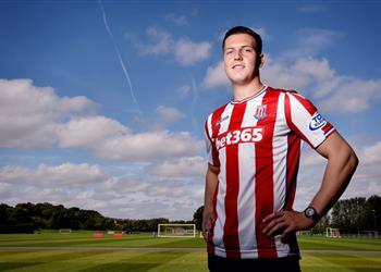 رسمي ا ستوك سيتي يضم مدافع توتنهام