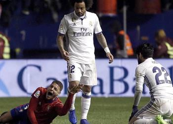 تصريحات لاعب أساسونا يكشف حقيقة اتهامه لإيسكو بالتسبب في إصابته