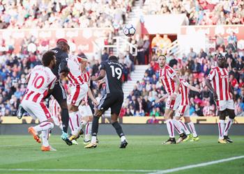 فيديو قطار مانشستر يونايتد يتوقف بمحطة ستوك بغياب رمضان صبحي