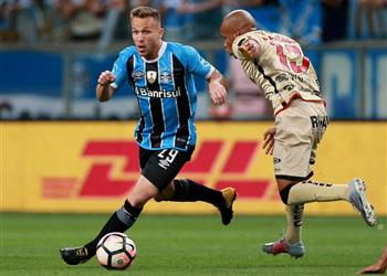 لاعب وسط جريميو ي شعل الصراع بين كبار أوروبا