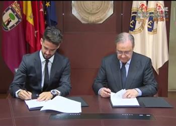 رسمي ا إيسكو يوقع على عقده الجديد مع ريال مدريد