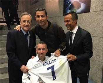 لفتة إنسانية من رونالدو تجاه مدافع هولندا السابق بعد مباراة ليجا وارسو