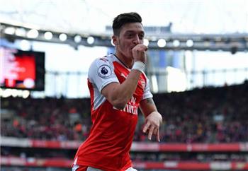 تصريحات فينجر مازحا آرسنال يحتاج لـ بنك جيد للإبقاء على أوزيل في الفريق